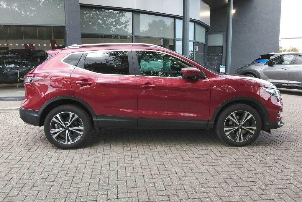 Nissan Qashqai 1.3 Dig T N Connecta Suv DF19PSO Red #2