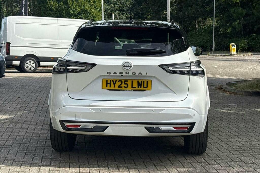 Nissan Qashqai 1.3 Dig T Mhev N Design Suv Hybrid Manu HY25LWU White #4
