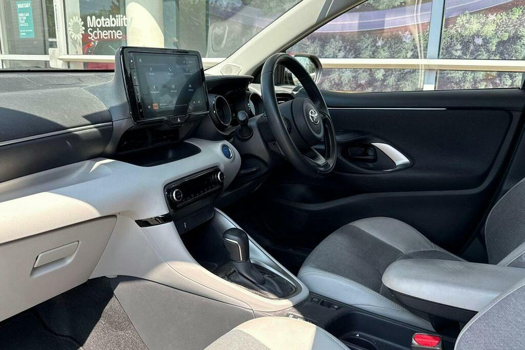 Toyota Yaris 1.5 Vvt H Excel Hatchback Hybrid E Cvt Red #5