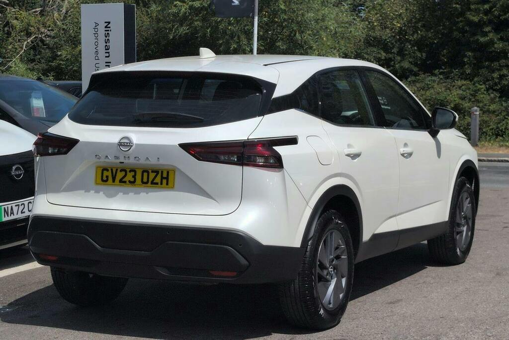 Nissan Qashqai 1.3 Dig T Mhev Acenta Premium Suv Hybri White #3