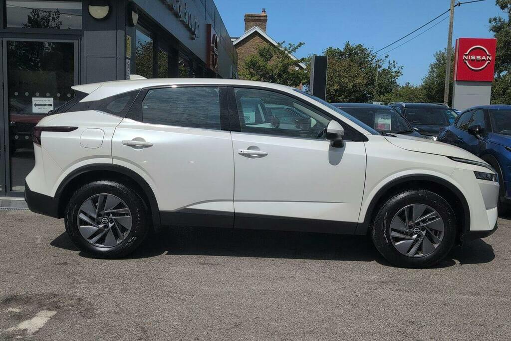 Nissan Qashqai 1.3 Dig T Mhev Acenta Premium Suv Hybri White #2