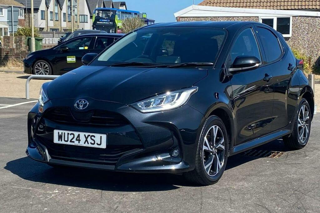 Toyota Yaris 1.5 Vvt H Design Hatchback Hybrid E Cvt Black #3