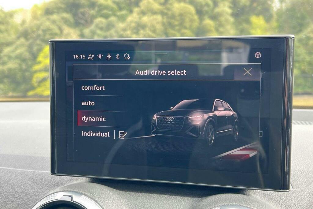Audi Q2 S Line Black #28