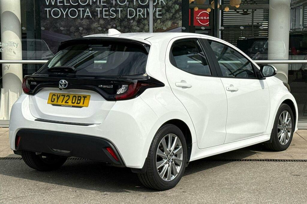 Toyota Yaris 1.5 Vvt H Icon Hatchback Hybrid E Cvt White #2