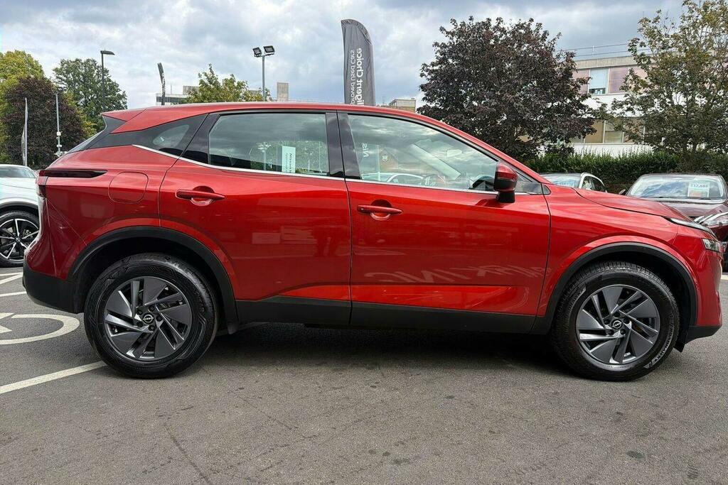 Nissan Qashqai 1.3 Dig T Mhev Acenta Premium Suv Hybri LY23FXG Red #2