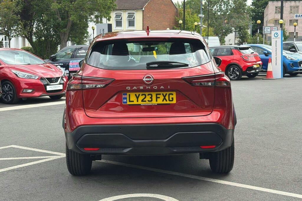 Nissan Qashqai 1.3 Dig T Mhev Acenta Premium Suv Hybri LY23FXG Red #4