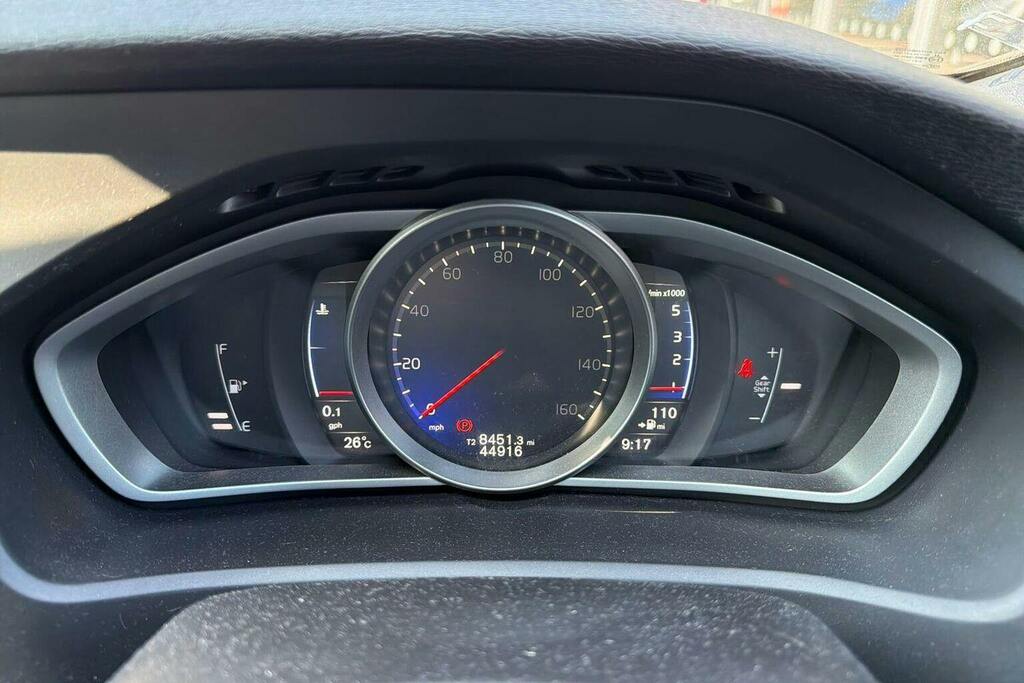 Volvo V40 T2 122 Momentum Nav Plus White #14