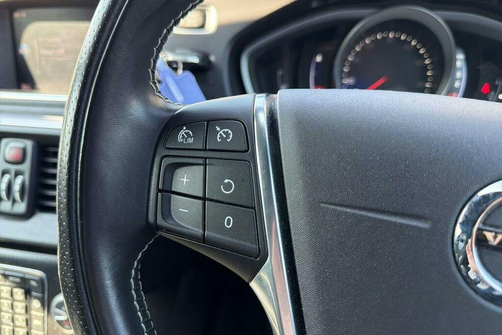Volvo V40 T2 122 Momentum Nav Plus White #29