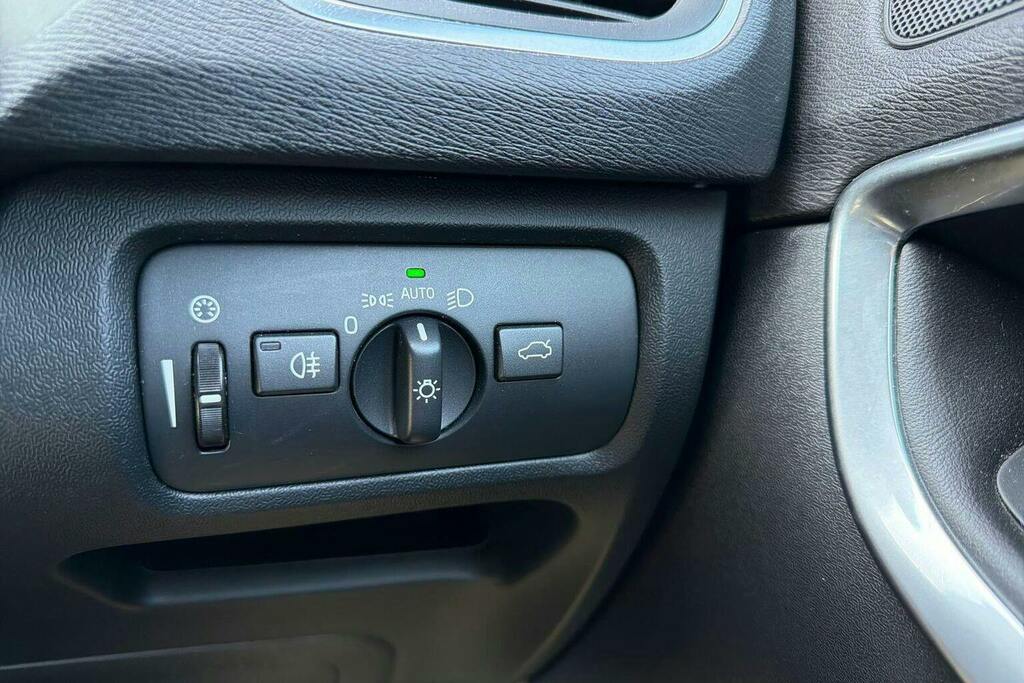 Volvo V40 T2 122 Momentum Nav Plus White #25