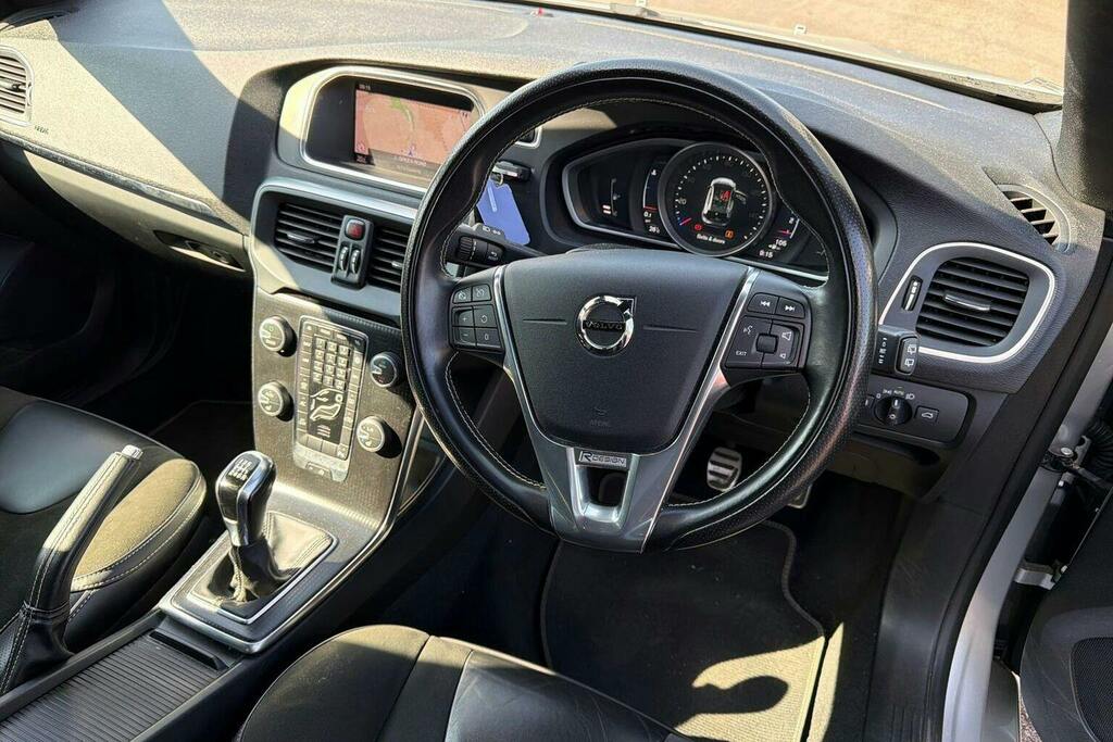 Volvo V40 T2 122 Momentum Nav Plus White #10