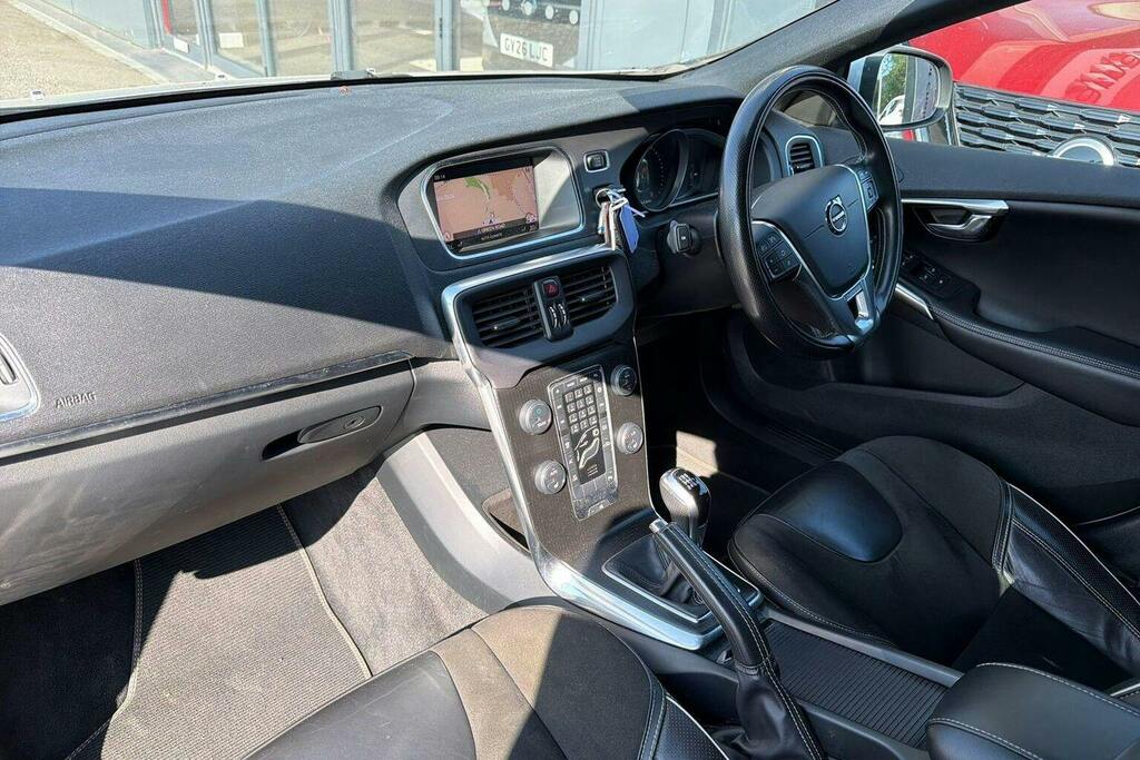 Volvo V40 T2 122 Momentum Nav Plus White #15