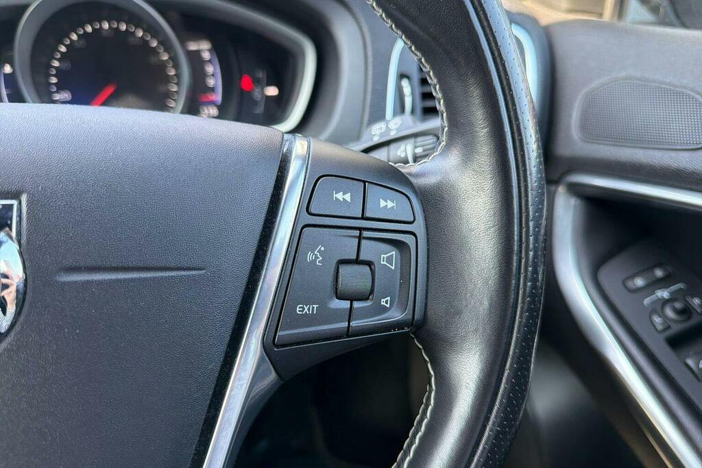 Volvo V40 T2 122 Momentum Nav Plus White #30