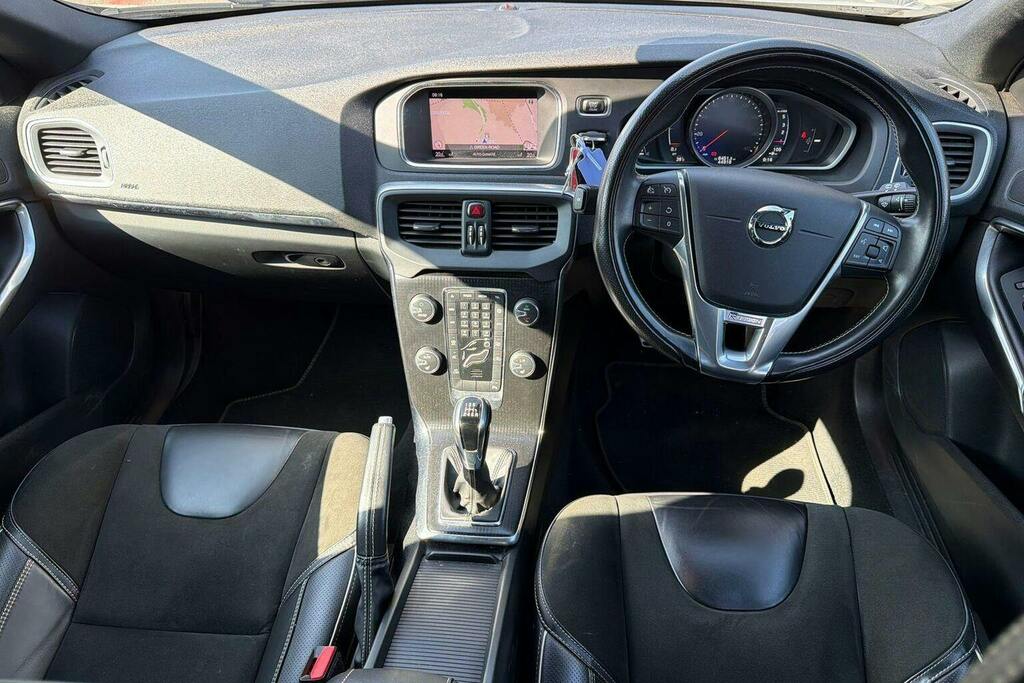 Volvo V40 T2 122 Momentum Nav Plus White #11