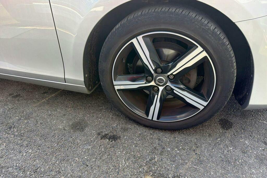 Volvo V40 T2 122 Momentum Nav Plus White #38