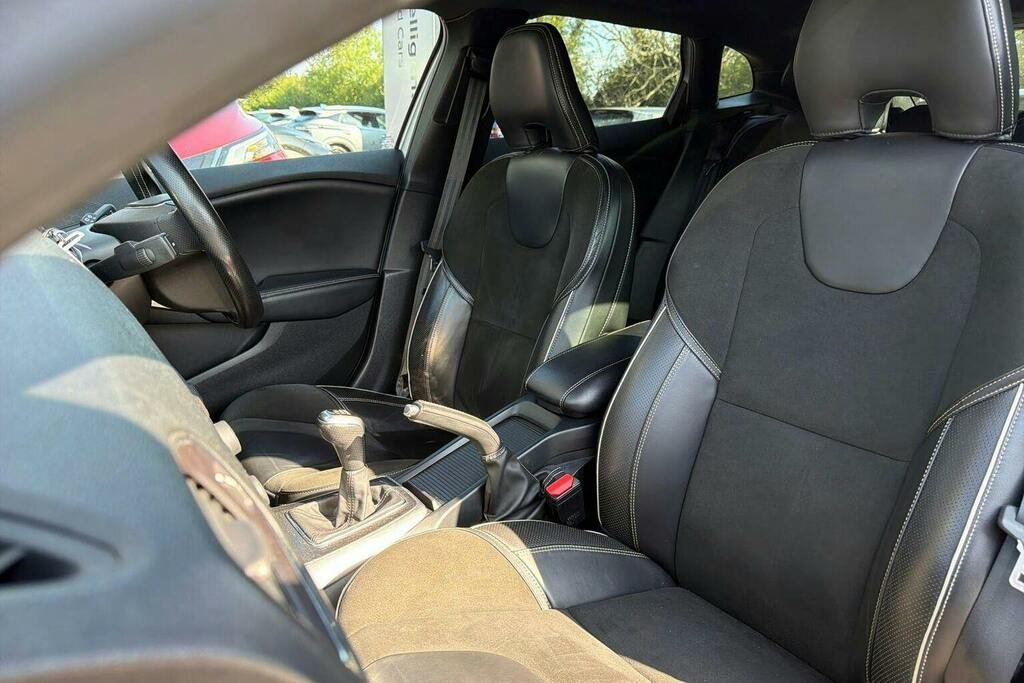 Volvo V40 T2 122 Momentum Nav Plus White #42