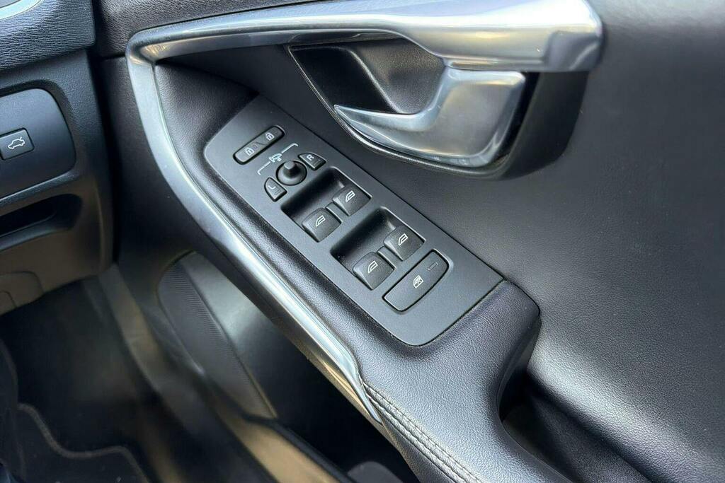 Volvo V40 T2 122 Momentum Nav Plus White #26