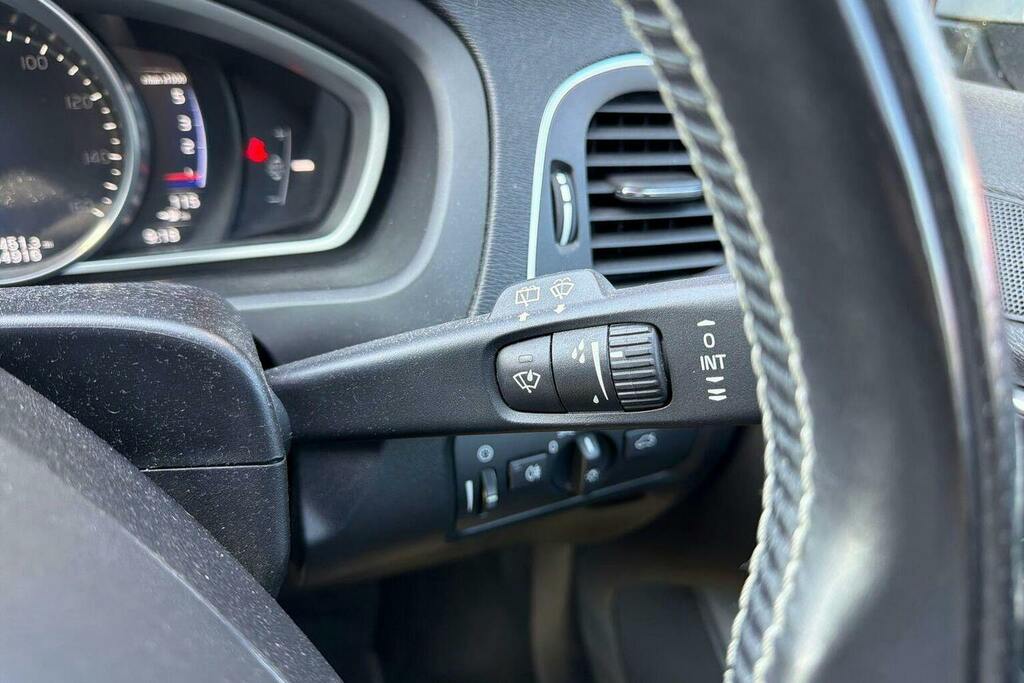 Volvo V40 T2 122 Momentum Nav Plus White #28