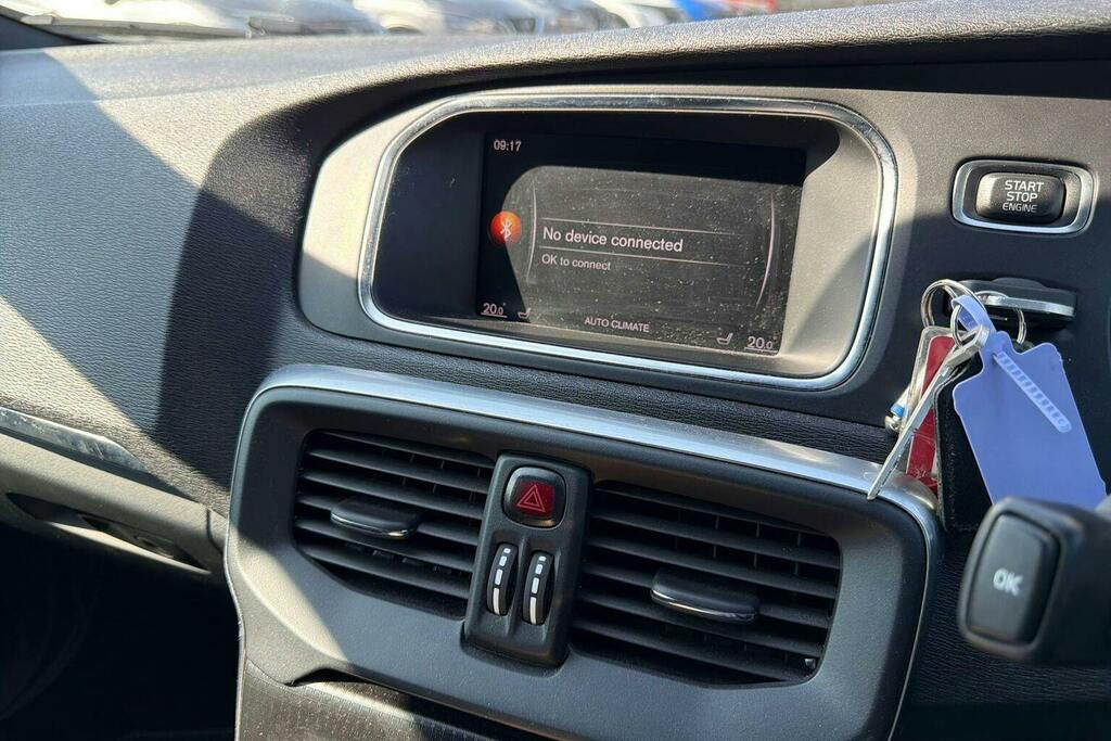 Volvo V40 T2 122 Momentum Nav Plus White #20