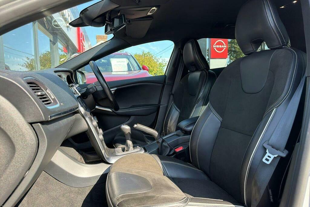 Volvo V40 T2 122 Momentum Nav Plus White #16