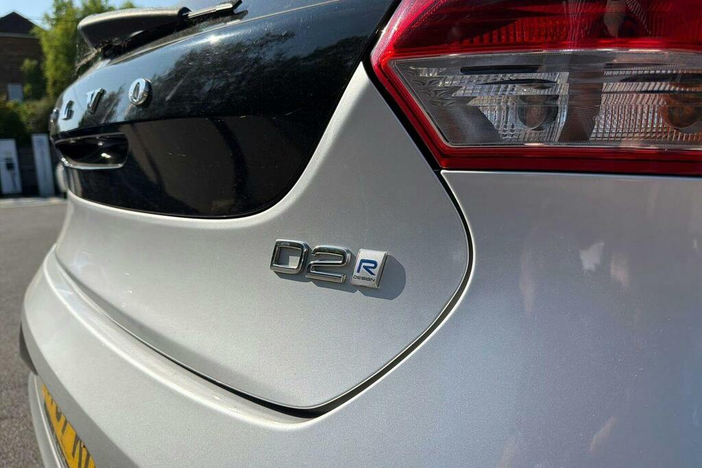 Volvo V40 T2 122 Momentum Nav Plus White #35