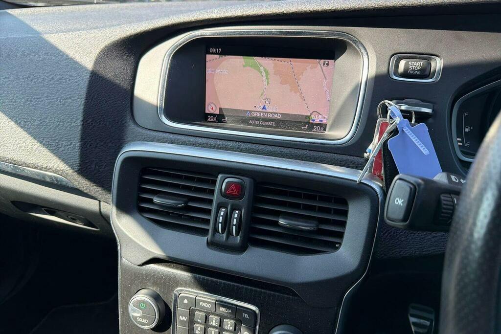 Volvo V40 T2 122 Momentum Nav Plus White #19
