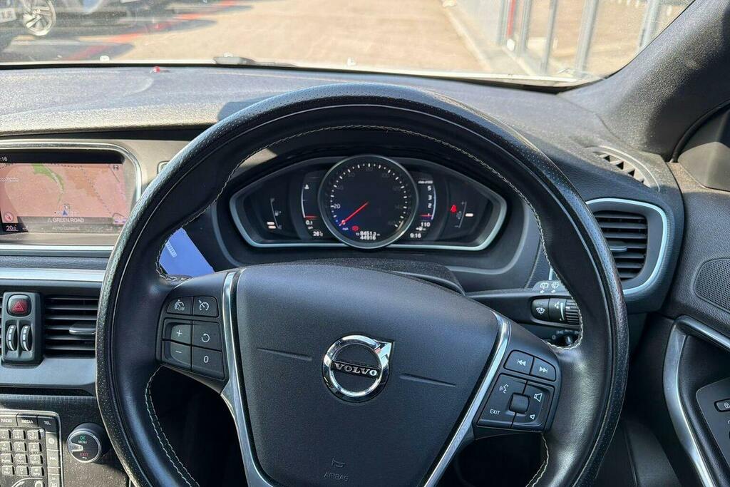 Volvo V40 T2 122 Momentum Nav Plus White #13