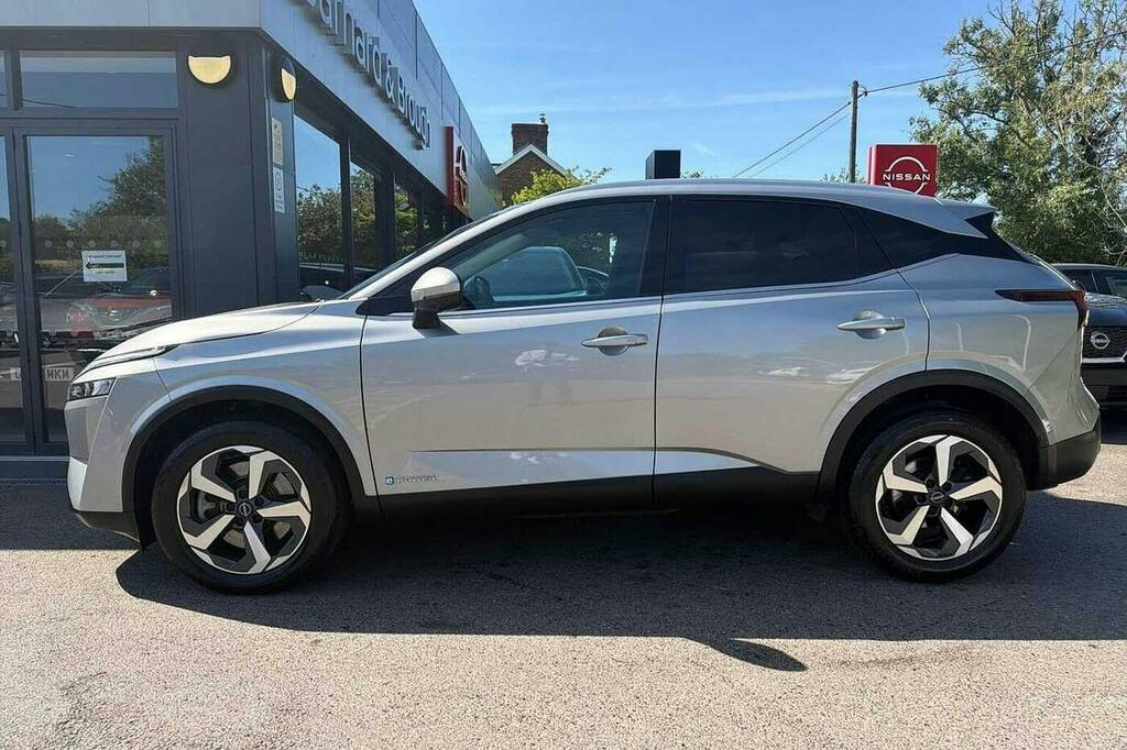 Nissan Qashqai Hatchback Red #10