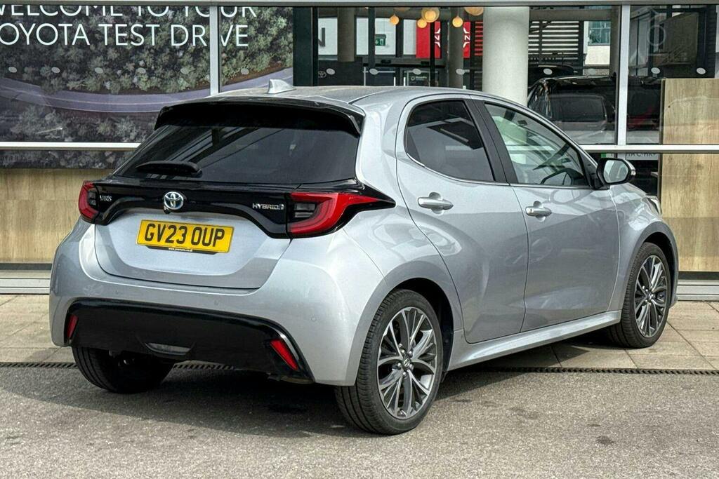 Toyota Yaris 1.5 Vvt H Excel Hatchback Hybrid E Cvt GV23OUP Silver #2