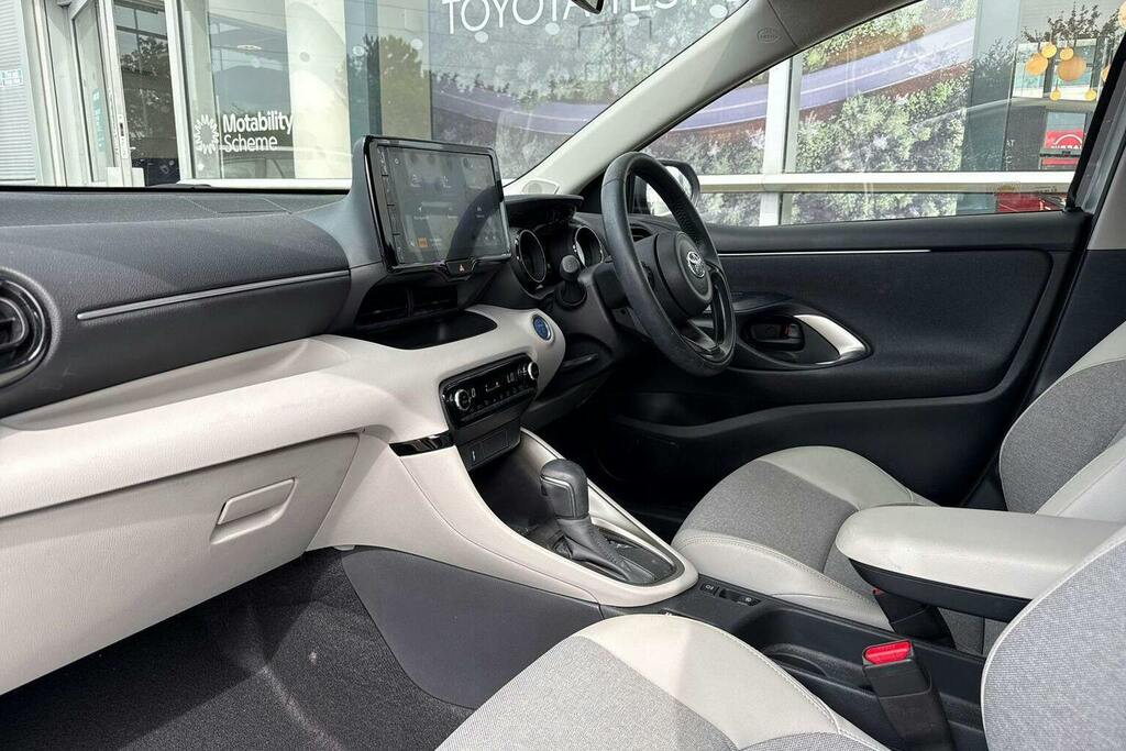 Toyota Yaris 1.5 Vvt H Excel Hatchback Hybrid E Cvt GV23OUP Silver #5