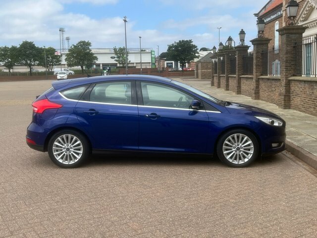 Ford Focus Hatchback White #10