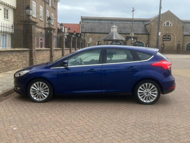 Ford Focus Hatchback White #9