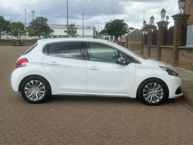Peugeot 208 1.2L Tech Edition Black #5