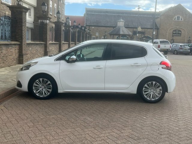 Peugeot 208 1.2L Tech Edition Black #6