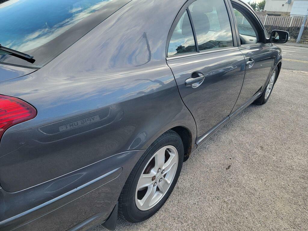Toyota Avensis Hatchback Green #10