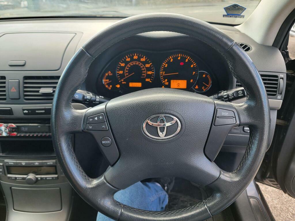 Toyota Avensis Hatchback Green #12