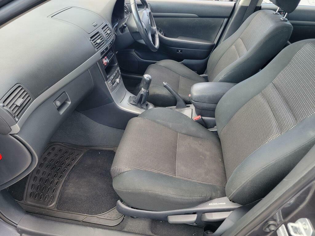 Toyota Avensis Hatchback Green #19