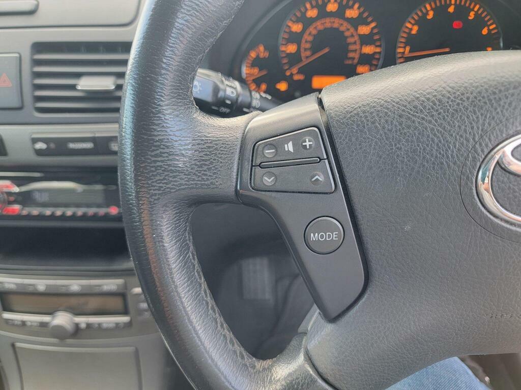 Toyota Avensis Hatchback Green #13