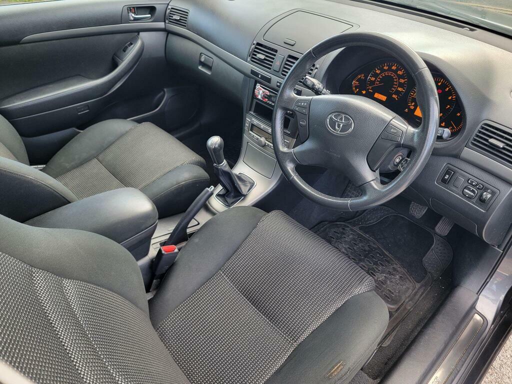 Toyota Avensis Hatchback Green #11
