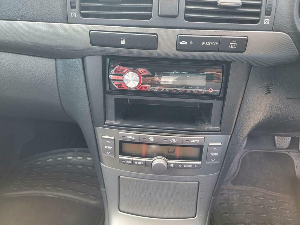 Toyota Avensis Hatchback Green #16