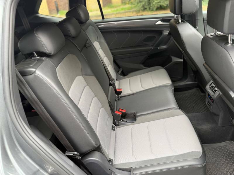Volkswagen Tiguan Allspace 2L Match Black #38