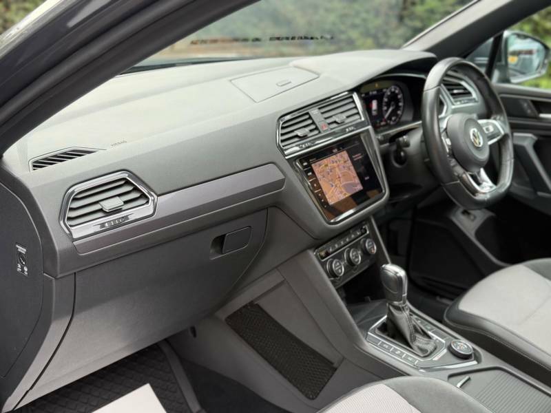 Volkswagen Tiguan Allspace 2L Match Black #27