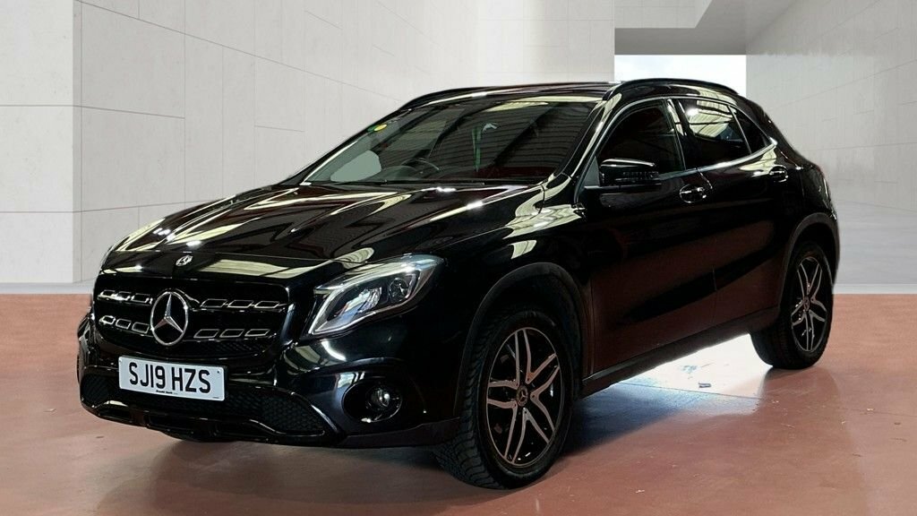 Mercedes-Benz GLA Class 1.6L Urban Edition Black #2