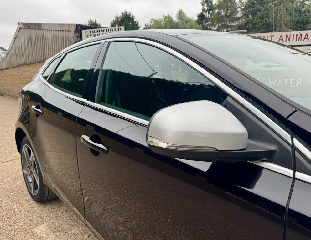 Volvo V40 2.0 D2 R-design 118 Bhp Blue #38