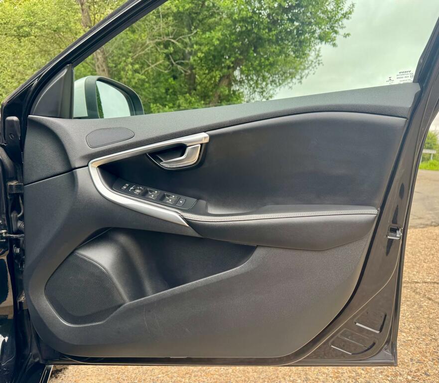 Volvo V40 2.0 D2 R-design 118 Bhp Blue #37