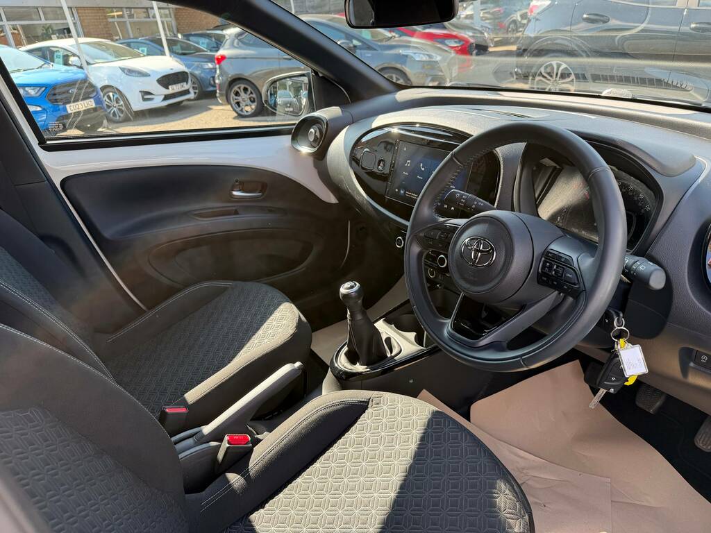 Toyota Aygo X Vvt-i Edge SK24KUD White #2