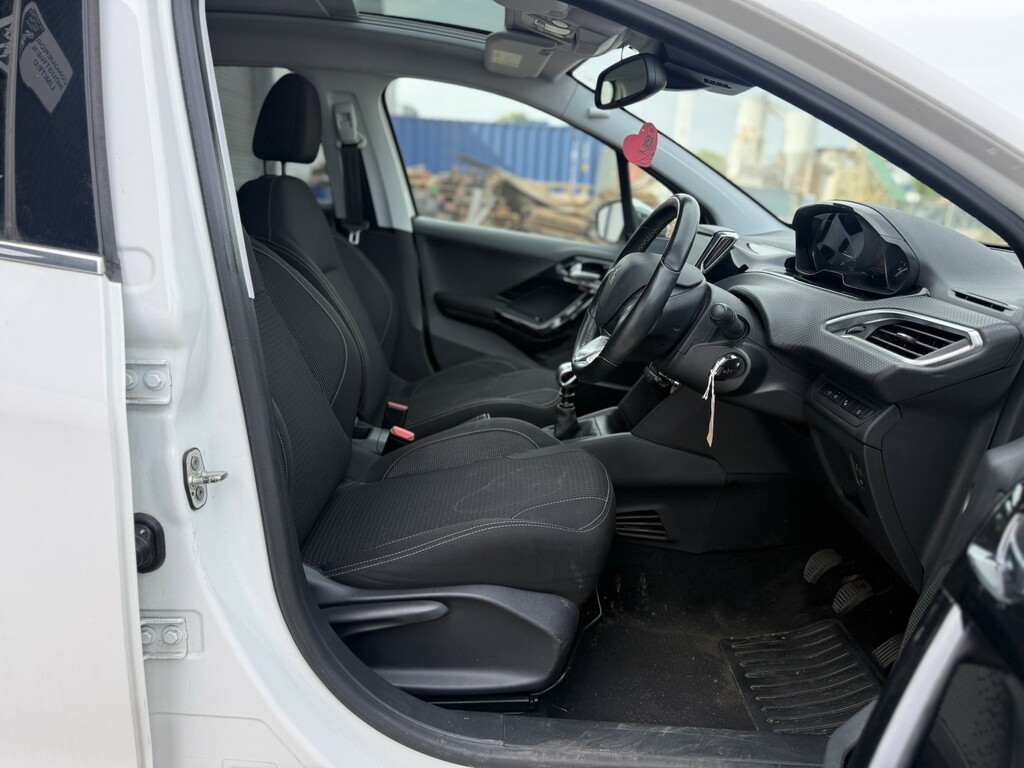 Peugeot 208 1.2 Puretech Tech Edition White #3