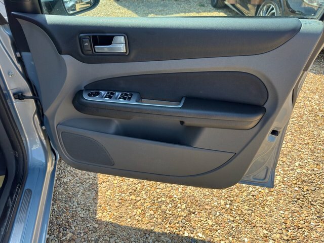Ford Focus 1.6 Zetec Black #15