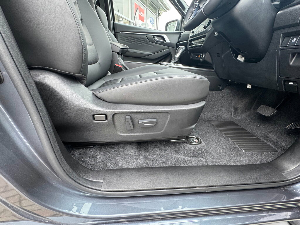 Isuzu D-Max V-cross Double Cab U2849 Ulez Red #23