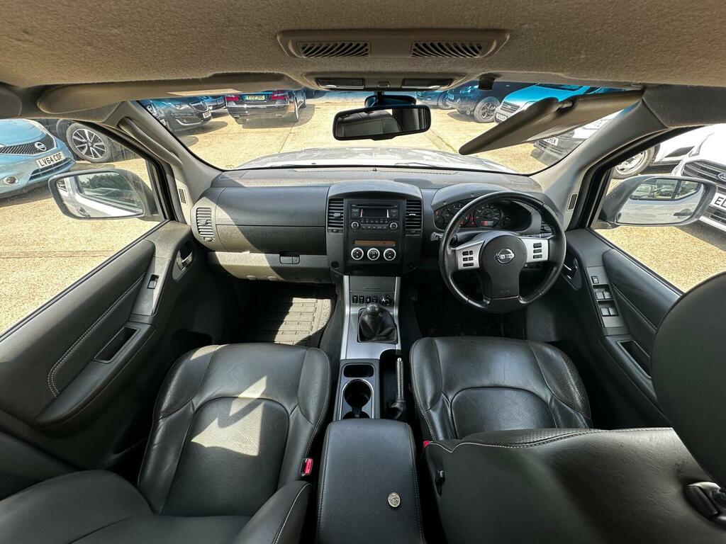 Nissan Navara Crew Cab 4X4  #6