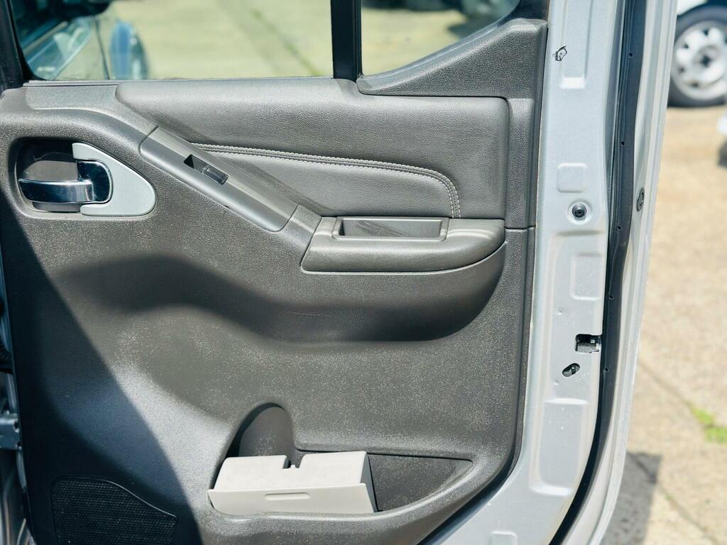 Nissan Navara Crew Cab 4X4  #31